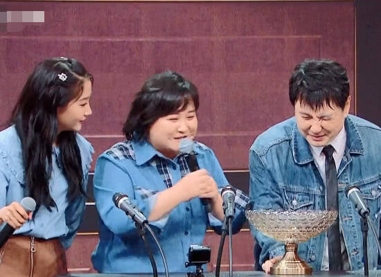 网友 有种“真友谊”叫华晨宇和贾玲,一起穿同款鞋子,却不告诉其他人