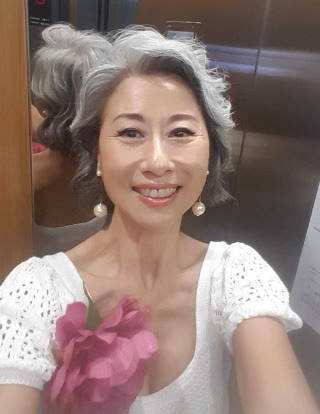 身材 60岁叶倩文活得真实，穿白色连衣裙配一头白发，不扮嫩优雅老去