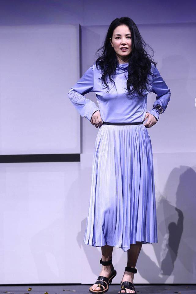 样子 王菲活成了让人羡慕的样子,紫色上衣配百褶裙,色彩看着好温柔