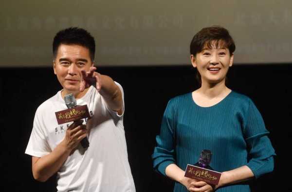 身材 徐帆虽是奶奶的年纪，穿绿色连衣裙配小白鞋，气质完胜孙女辈