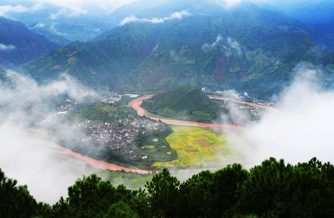 云南藏罕见天然太极图,由山丘河流村庄组成,大自然的安排绝了