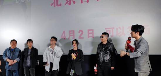 长袖 窦靖童独自走机场,穿长袖大头皮鞋打扮时髦,剪齐耳短发跟妈妈王菲一模一样