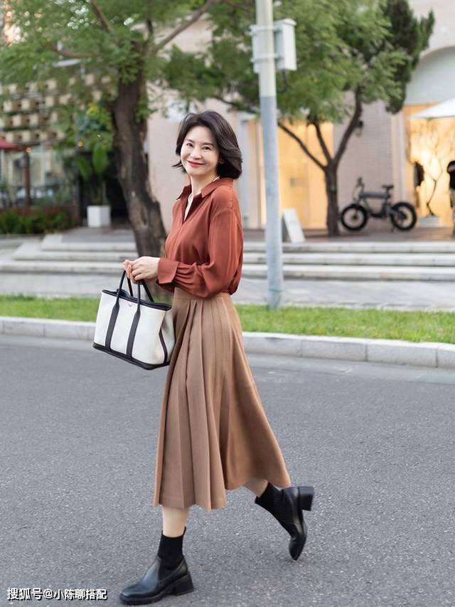 经典 这位中年妈妈真会穿，“4件外套”惊艳所有人！详细穿搭干货附上