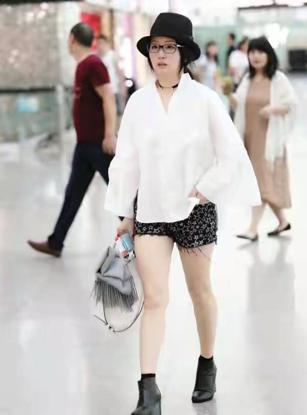 配饰 杨钰莹把自己当小姑娘，穿白衬衫下摆还镂空，玩下衣失踪真时髦