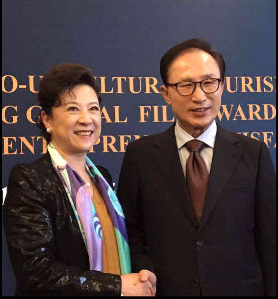 元素 王馥荔和归亚蕾同框，一个花哨一个低调都好有气质，看不出70多岁
