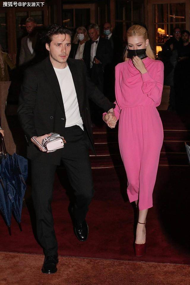 黑色 大布未婚妻真敢穿，西装+渔网内搭够个性，这衣品贝克汉姆怎么想