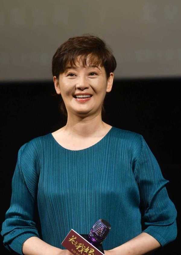 身材 徐帆虽是奶奶的年纪，穿绿色连衣裙配小白鞋，气质完胜孙女辈