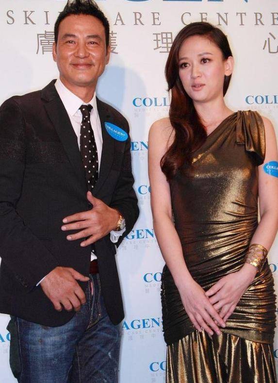 陈乔恩 42岁陈乔恩改走御姐风，饱满身材配金色紧身皮裙，腰间褶皱好高级