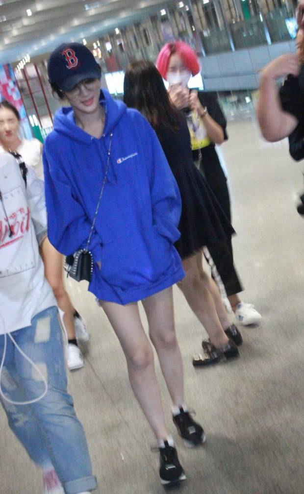 卫衣 杨紫终于自信一回，浑身穿件卫衣就出门，秀出的腿让女生看了崩溃