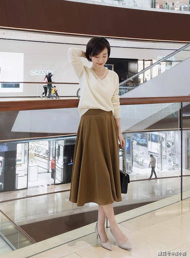美眉 女人无论年纪多大,秋天穿衣没灵感就选“毛衣”,这些技巧够你用