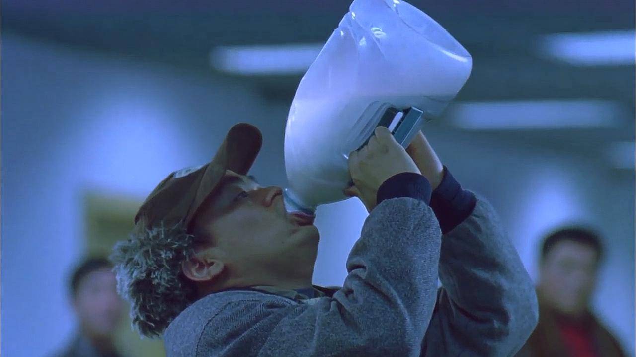 那么当时憨厚的王宝强也是为了不浪费,所以上演了一段狂喝牛奶的片段