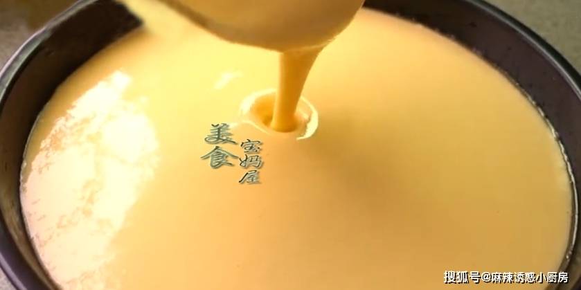 营养素|3个鸡蛋150克牛奶,这样简单做的早餐,软糯香甜,一大盘都不够吃