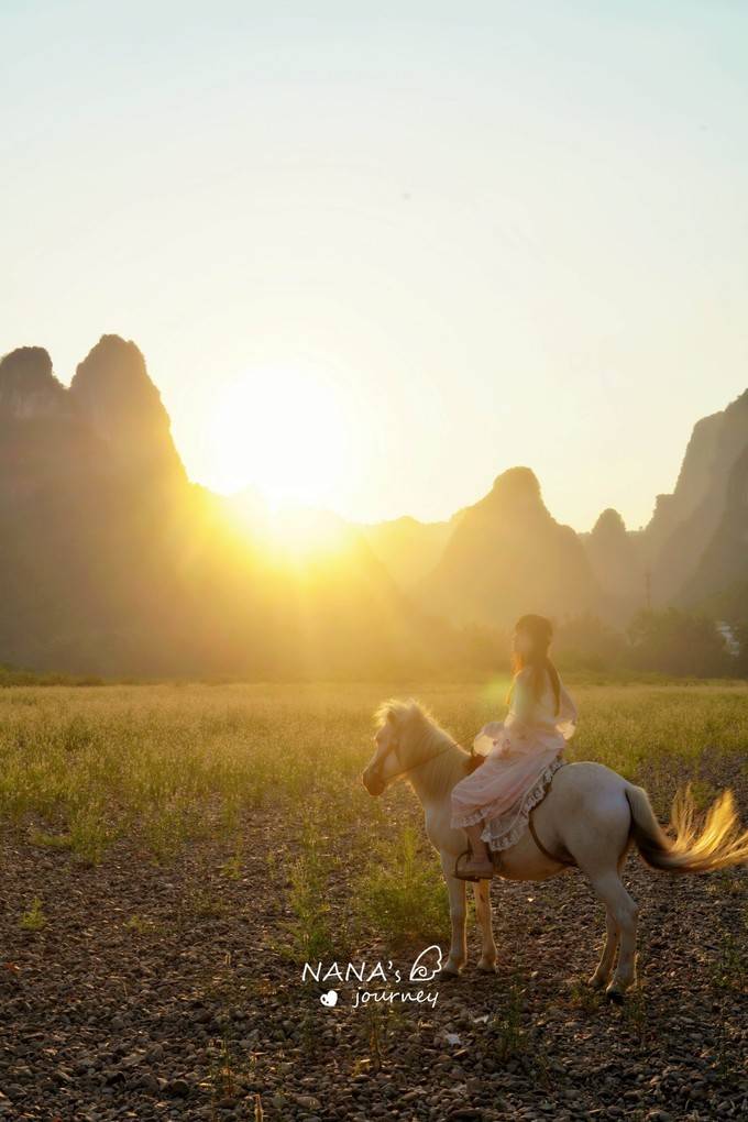 换种方式看桂林山水，骑一匹马，走一走漓江江畔