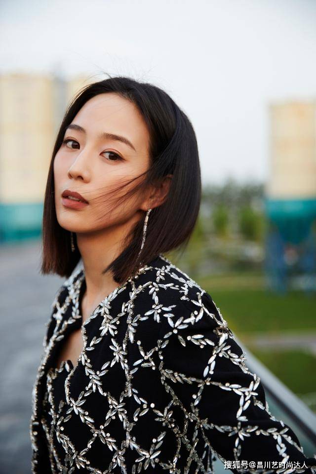 耳坠 张钧甯真让人难懂，走红毯不穿礼服，却穿夹克配小黑裤，仍惊艳了