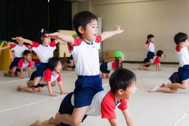 尿裤子|幼儿园老师发的照片总没自家娃的身影，宝妈高情商的做法值得学习