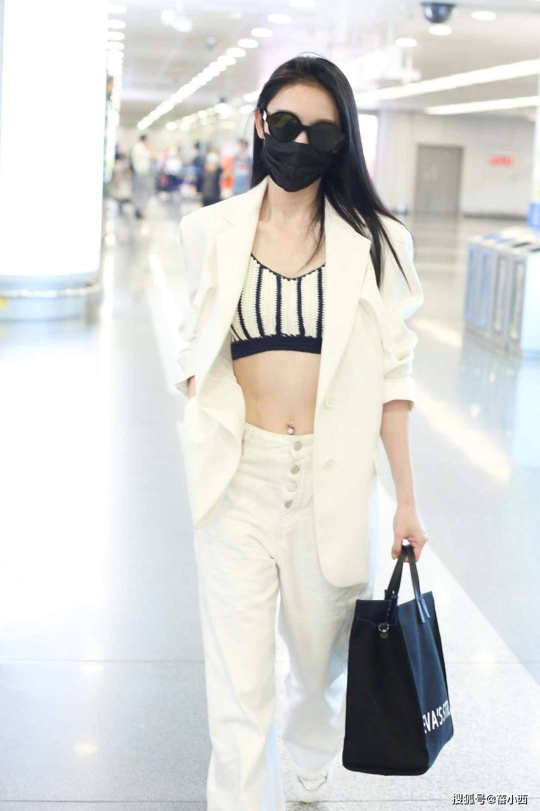 黑色 张俪太“放得开”了，穿西装配露胃装，还在肚脐上镶钻，气质绝了
