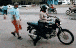 搞笑gif：幸好老娘早有防備！要不然豈不是被你們整死 搞笑整蠱 第5张