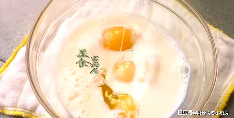 营养素|3个鸡蛋150克牛奶,这样简单做的早餐,软糯香甜,一大盘都不够吃