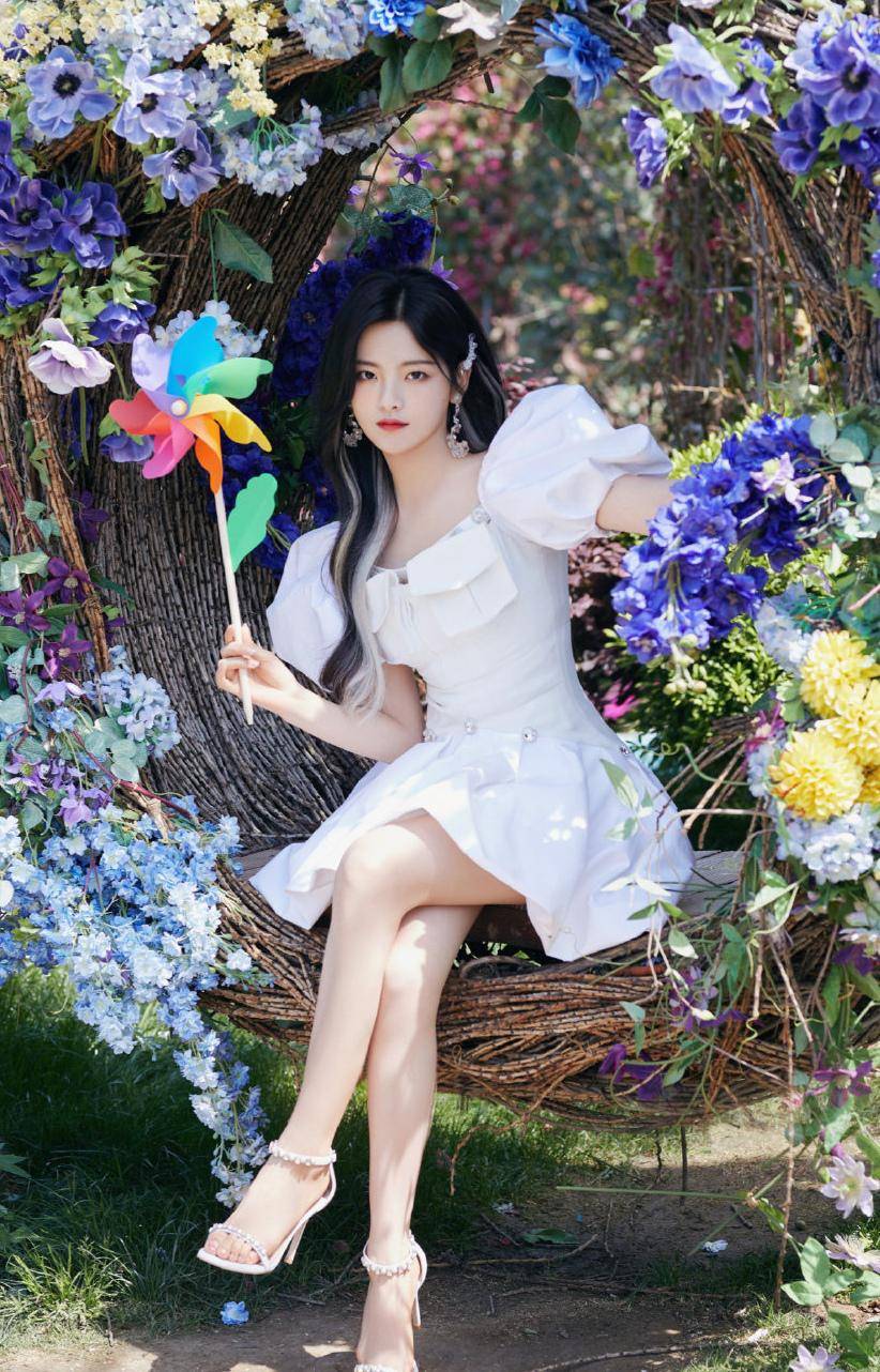 胶片 杨超越晒水手服胶片写真，清纯得像漫画里走出来的少女