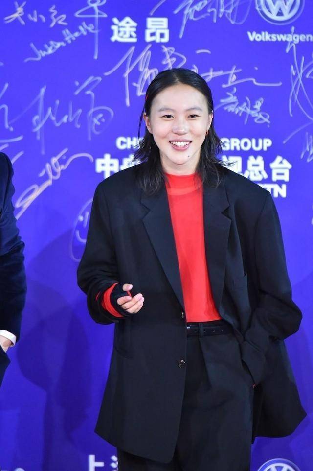 黑色 窦靖童厉害了！穿西装内搭红色上衣简约时髦，真不愧是王菲的女儿