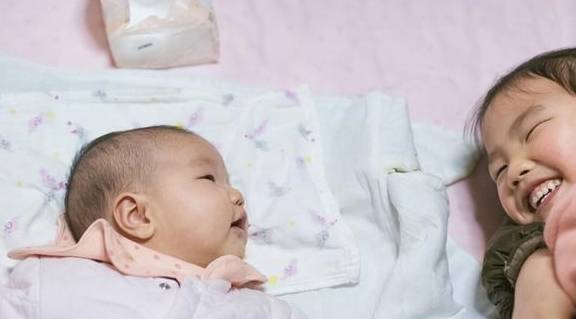 女士|哥哥亲近刚出生的妹妹，妹妹就莫名哭泣，妈妈打开襁褓脸都白了