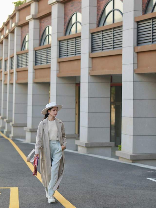 颜色 这个颜色的大衣穿起来给人一种成熟稳重的感觉