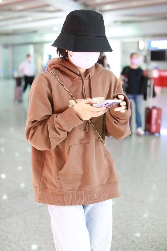 身材 张子枫的造型师得扣钱，挺好的身材穿成“五五分”，幸好颜值加分