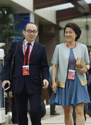 身材 潘石屹老婆罕露面，短发配蓝裙气场强大，两口子精英气质还真登对