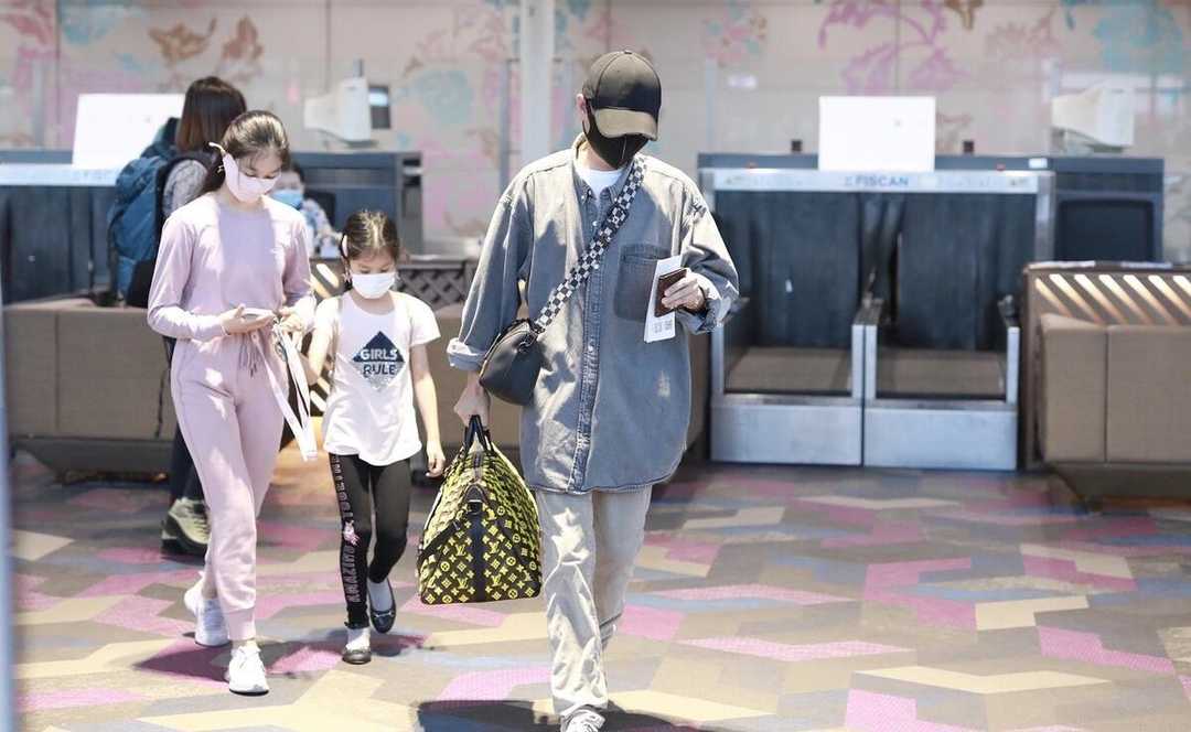 根底 文章：携两女儿现身机场，牛仔衬衫内搭T恤，手上LV旅行包够抢眼