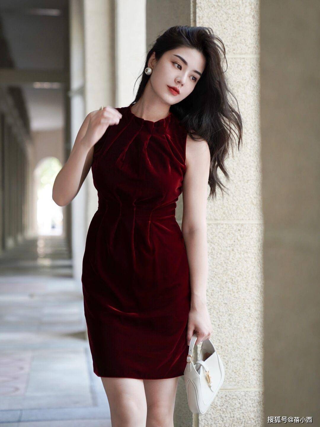 连衣裙 40岁女人穿衣要讲究点，学博主的连衣裙、半身裙搭配，优雅又体面