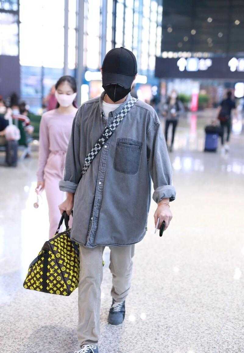 根底 文章：携两女儿现身机场，牛仔衬衫内搭T恤，手上LV旅行包够抢眼