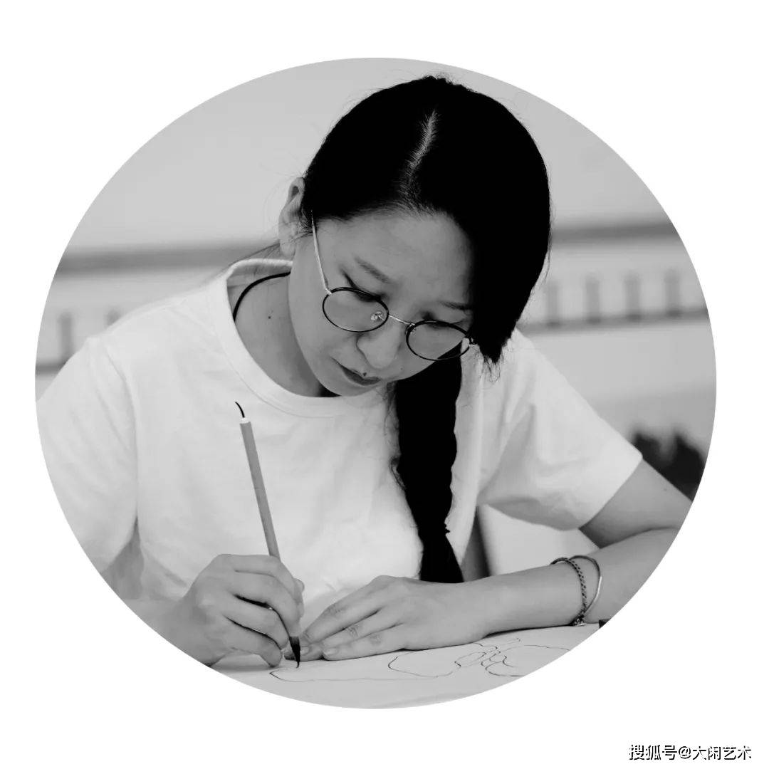 中国女画家协会会员,文旅部艺术市场惠风画院签约画家,中国诗书画研究