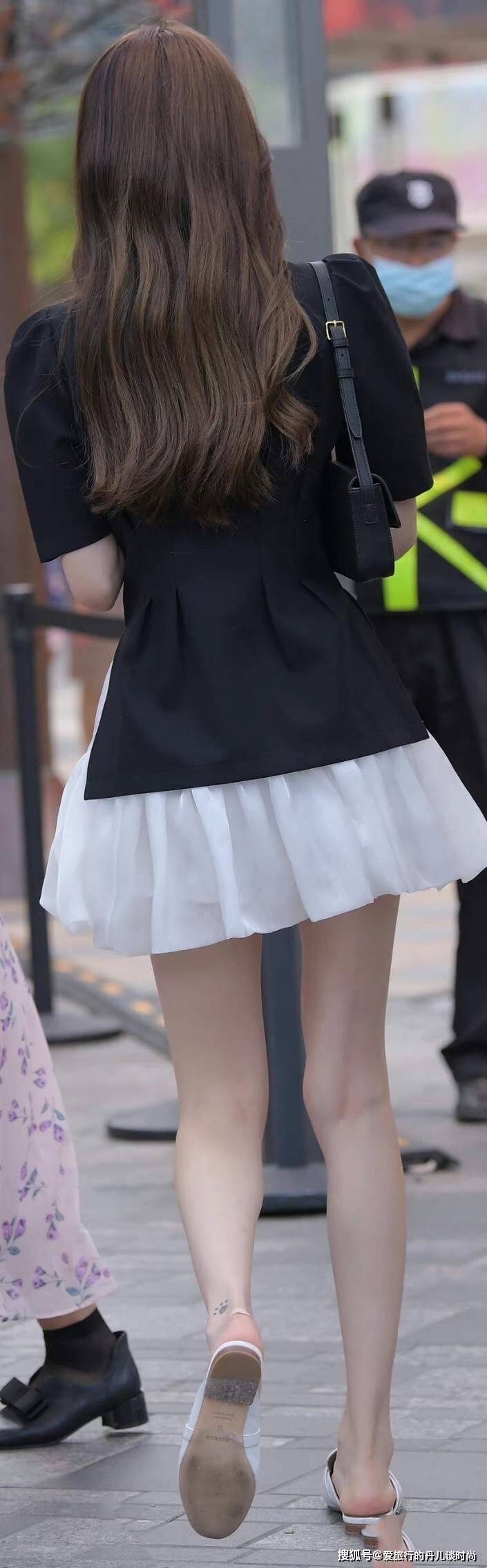 黑色 小姐姐私服穿搭出街，黑色泡泡袖西装搭配白色蓬蓬裙，尽显名媛风