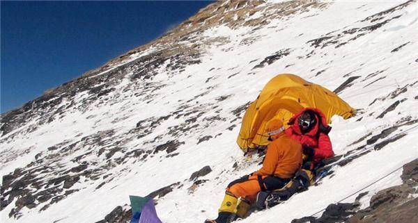 珠峰著名地标“绿靴子”：23年间无数登山者路过，为何无一人过问？