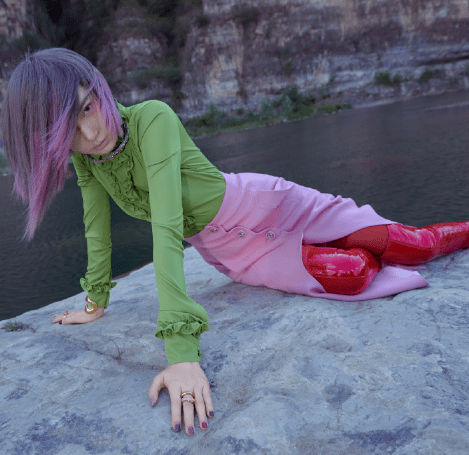 颜色 李承铉这次真管不住戚薇了？连“姨妈鞋”都敢穿，阿姨年纪少女身材