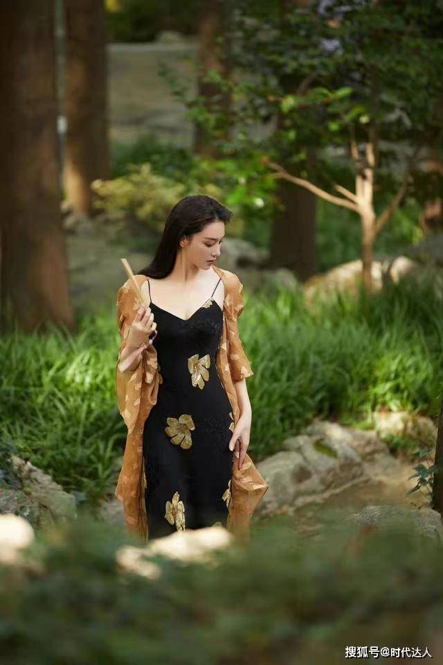 视觉 张予曦的气质没话说，吊带裙+罩衫，优雅还高级
