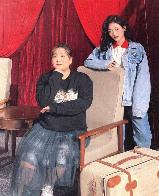 黑色 贾玲的身材控制住了，穿黑色卫衣走机场显瘦了一圈，酒窝也明显了