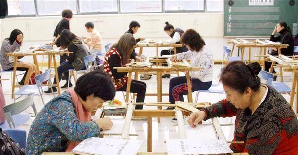 刺绣 云南妇女绣完《百骏图》，商人拿380万求购，她为何果断拒绝