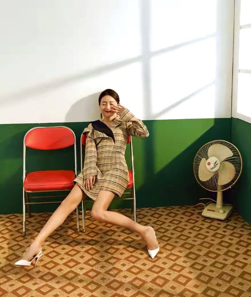 黑色 包文婧一家走机场，穿短裙配黑丝袜真时髦，包贝尔看着倒像跟班