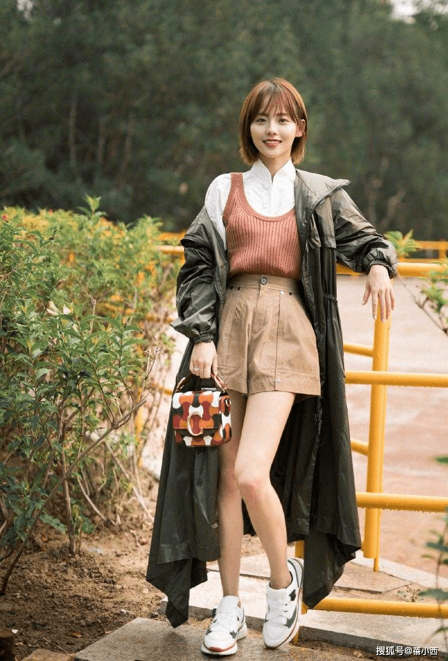 开衩 张嘉倪才是妈圈顶流，穿开衩裙美成焦点，“酒杯腰”让人看傻眼