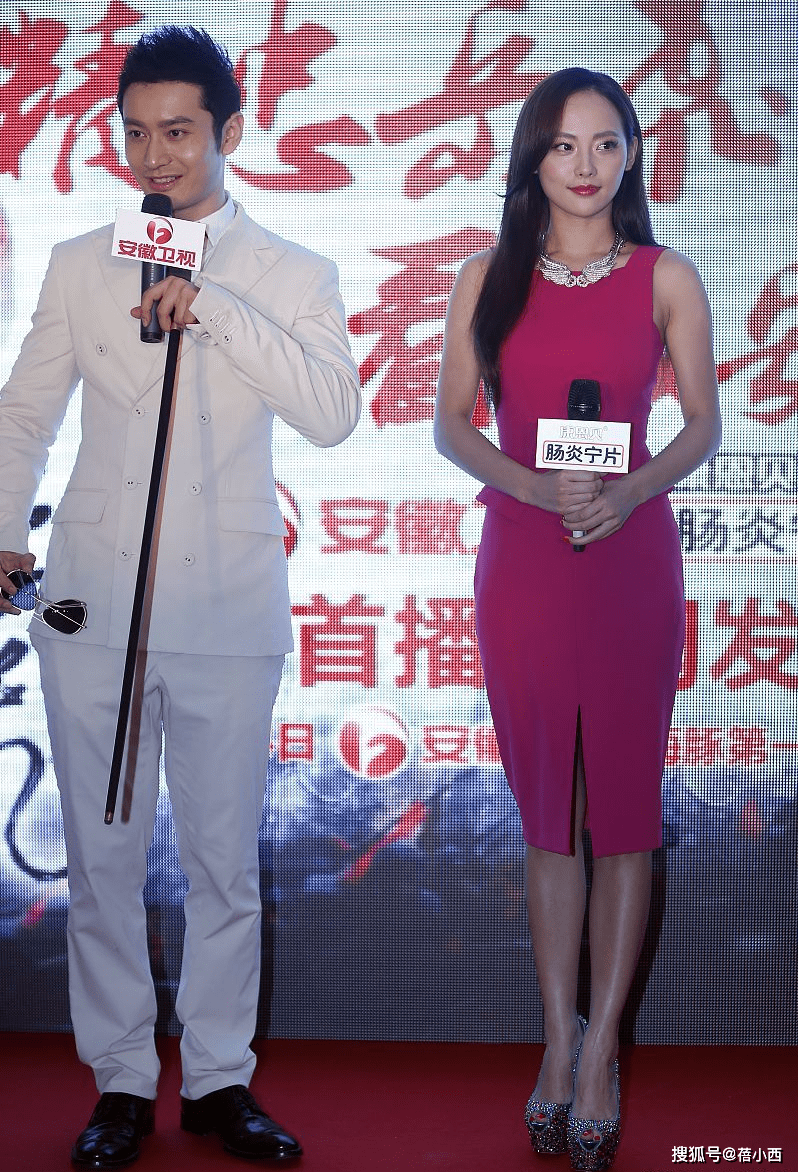 开衩 张嘉倪才是妈圈顶流，穿开衩裙美成焦点，“酒杯腰”让人看傻眼