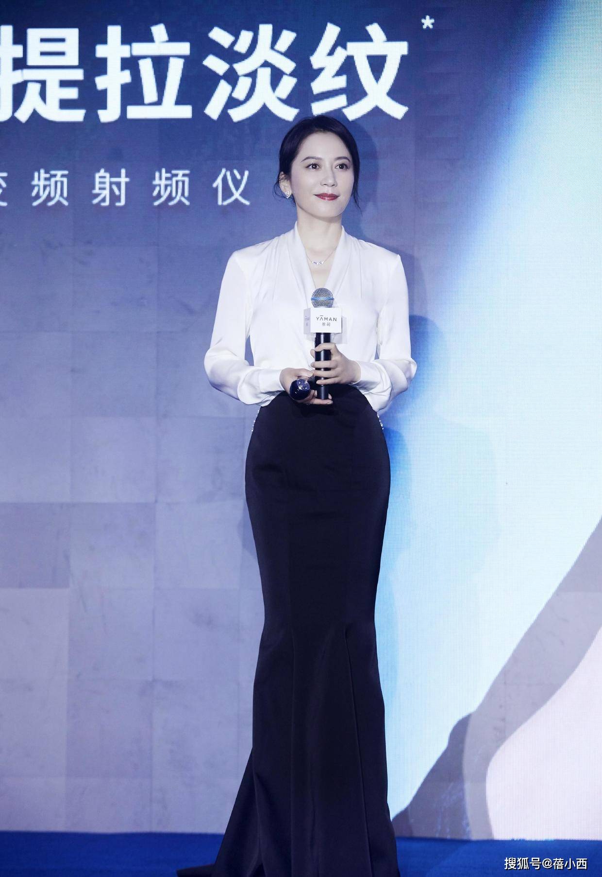 黑色 俞飞鸿真是50岁女人的骄傲，穿渐变裙走机场，显瘦不说气质更高级