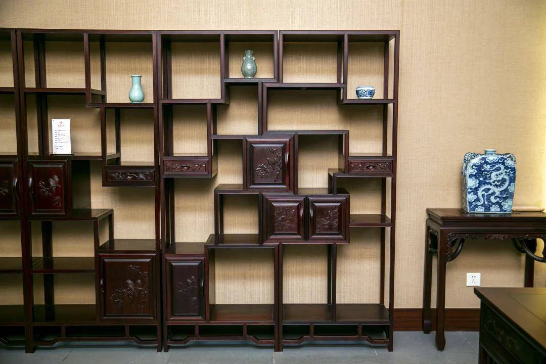永华家具:木韵雅逸博古柜材质:巴里黄檀永华独创木韵檀雕精品,源于