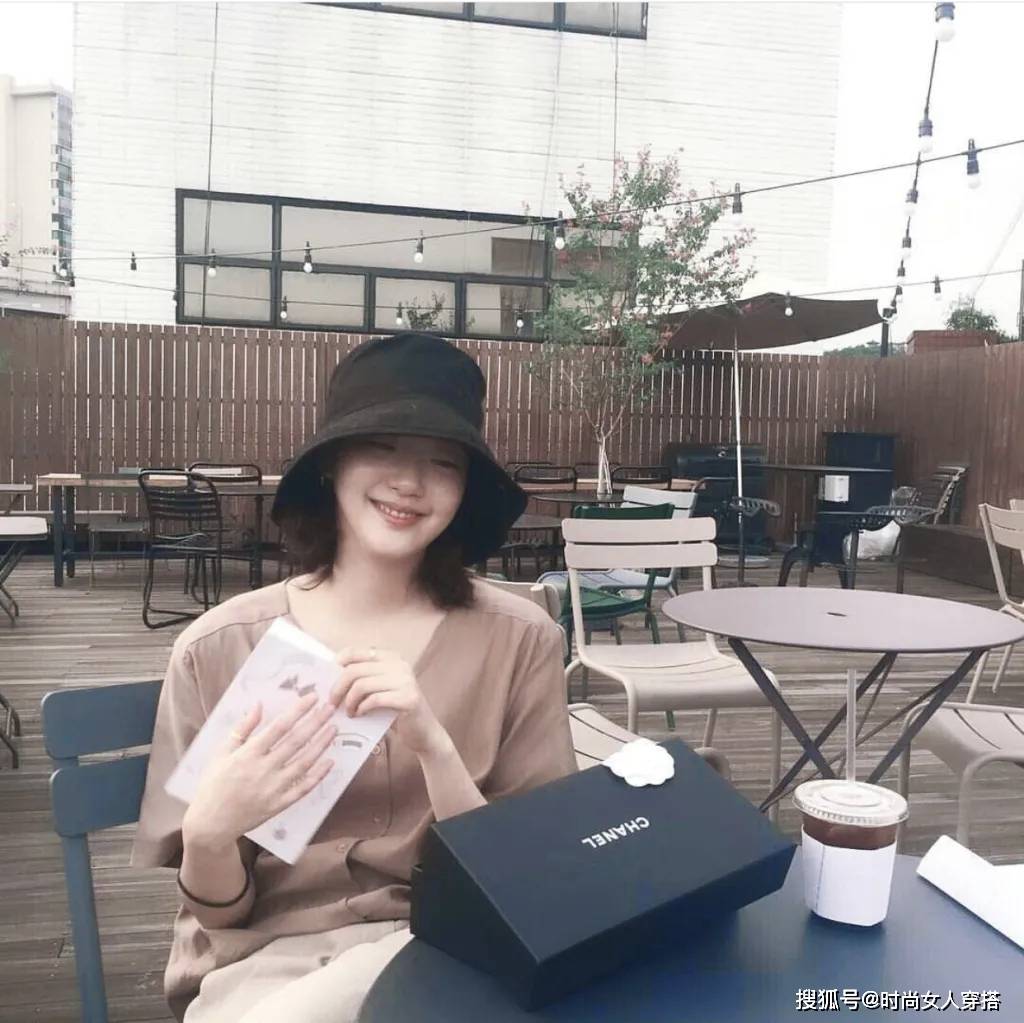 Chanel 遭男友劈腿再遇真爱，换100+时髦Look！30岁的她，靠什么俘获男神？