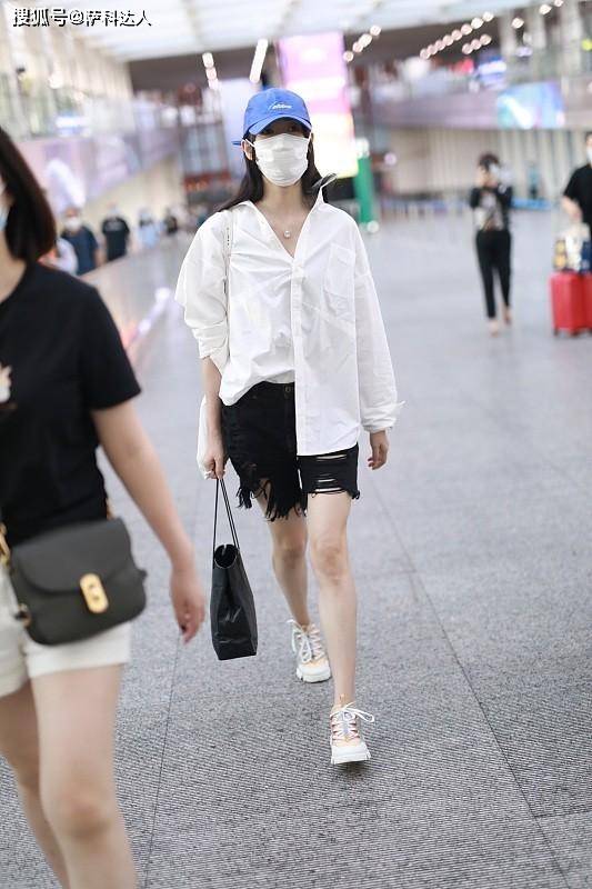 整体 童谣气场真强大，基础款白衬衫搭配黑裤子，真像“霸道女总裁”