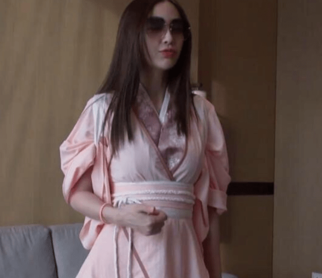 文化 baby第一次尝试汉服，全网都盯着她的鞋子，汉服粉：不会就别穿