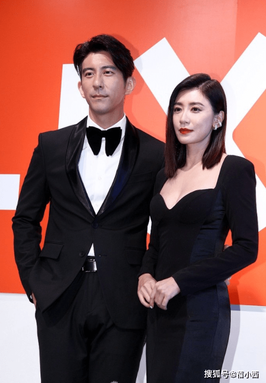 贾静雯 贾静雯修杰楷罕见合体，穿黑色系情侣装大撒狗粮，姐弟恋太幸福了