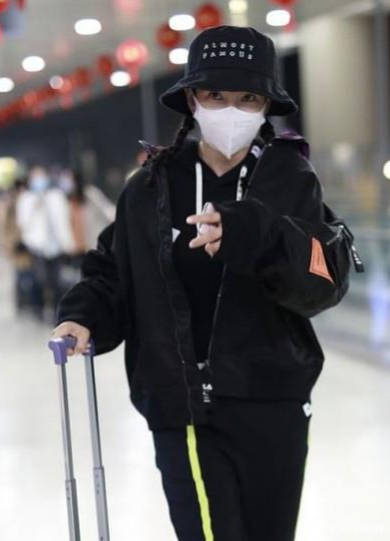运动鞋 李冰冰明明已经48岁了，上街还打扮得像少女，扎起小辫子好清纯