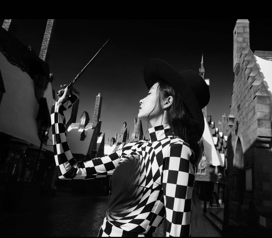 设计 关晓彤拍魔法大片，穿黑白格纹裙秀腰臀比，1米73身材比例太优越