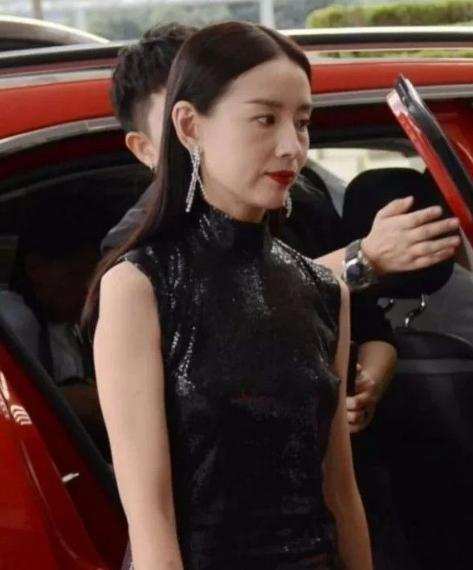 黑色 41岁董洁老得挺真实,化浓妆也没遮住法令纹,中年气息藏不住了
